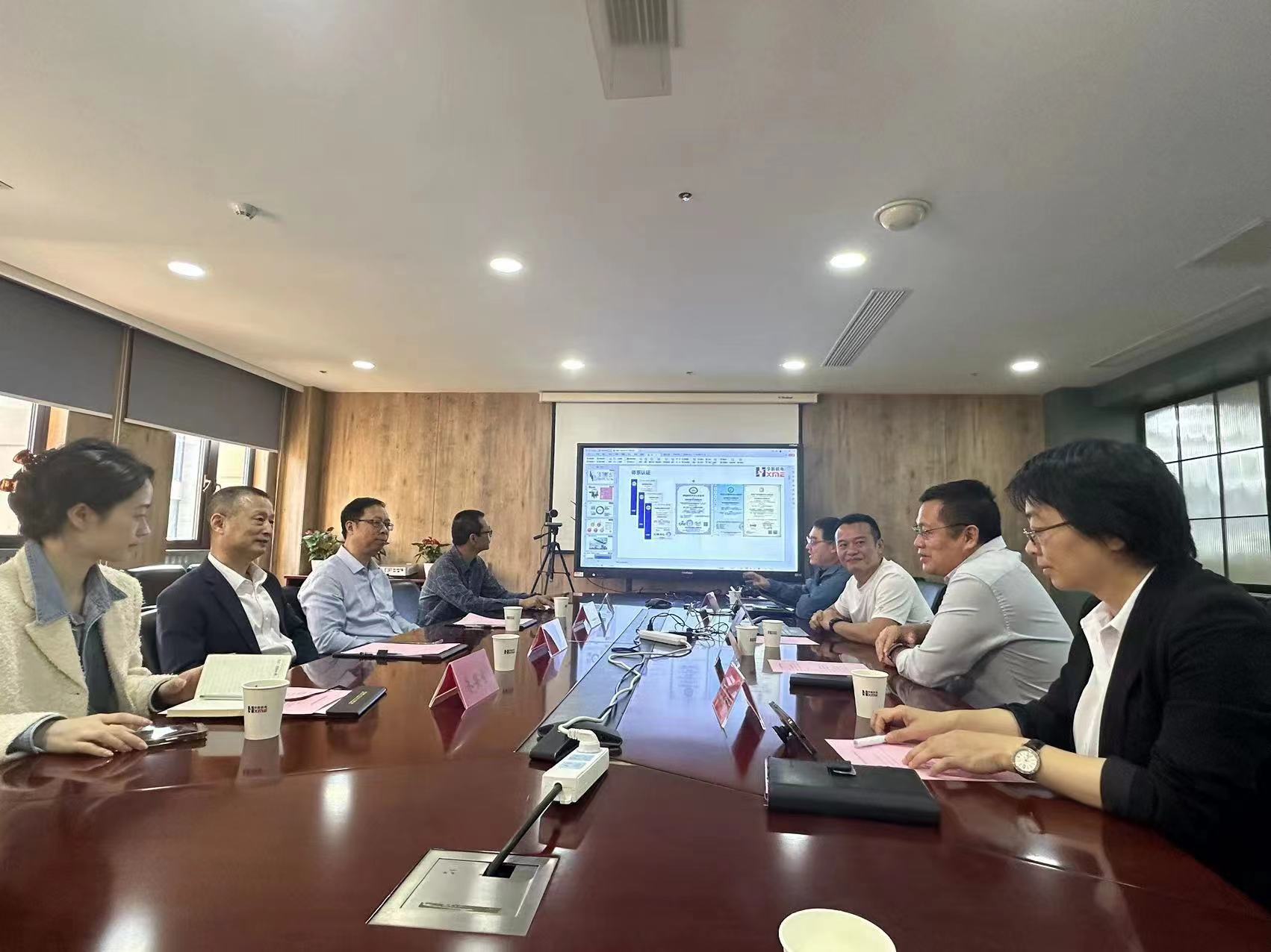 領(lǐng)導關(guān)懷｜杭州市經(jīng)信局高端裝備處處長魏兆宏一行蒞臨華新機電調(diào)研指導