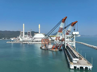 華潤(rùn)海豐卸船機(jī)順利吊裝，助力粵港澳大灣區(qū)能源供應(yīng)